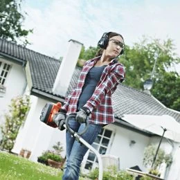 Best Sale 🔔 Husqvarna Gas String Trimmers 122C 22-cu cm 2-cycle 17-in Curved Shaft Gas String Trimmer Edger Capable ⌛ -HusqvarnaJohn Deere Sales 41750682 scaled