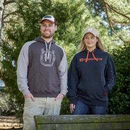 Brand new ๐ Husqvarna Hats HUS TIDLOS HAT ๐ 7 Brand new ๐ Husqvarna Hats HUS TIDLOS HAT ๐ -HusqvarnaJohn Deere Sales 45375668 scaled